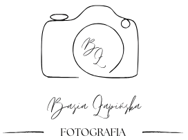Logo wykonane cienką, czarną linią w stylu "one line drawing". Przedstawia zarys aparatu fotograficznego, w którego obiektywie wpisane są ozdobne inicjały "BL". Poniżej widnieje podpis "Basia Łapińska" oraz napis "FOTOGRAFIA".